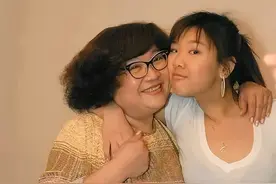 沈殿霞女儿郑欣宜：母亲去世父亲再婚，继母用爱为我撑起一个家图片