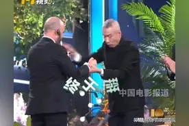 刘佩琦好样的，和老外握手遭拒绝后巧妙化解尴尬图片