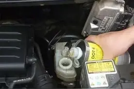 刹车油多久换一次，别再被忽悠2年换了，修理工现场告诉你图片