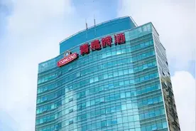 青岛啤酒股价业绩冰火两重天图片