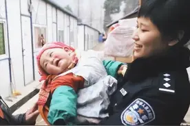 2008年，汶川废墟中给9个孩子喂奶的“警察妈妈”，后来怎样了？图片