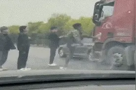 别让冲动支配行动，两名男子疯狂拍打车门，为拦车不幸被碾压图片