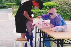 陈赫带女儿小区内做核酸！6岁女儿张嘴显可爱，身高到爸腰部图片