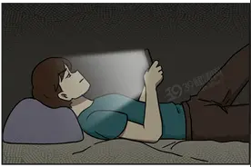 晚上躺着玩手机，久了会怎样？提醒：若有这4种变化，及时停止图片