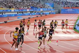 直击成都大运会男子万米决赛精彩瞬间图片