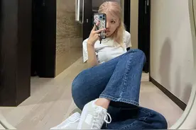 美甲灯致癌？朴彩英ins晒白t照引热议，网友：晒腿博流量？图片