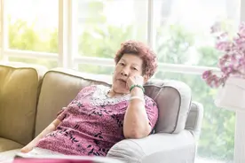 阿姨直言：不管有钱没钱，55岁后找老伴，得满足我3个条件图片