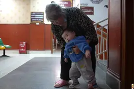 孙女发烧被耽搁，医生摇头叹息，奶奶全力救孙女，最终跑赢死神图片