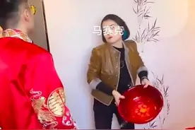 洗完脚了把洗脚水喝了，姐姐很认真的说道，男人一口喝下去图片