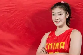 女篮名将李梦：8岁母亲患癌、父亲尿毒症，用篮球实现人生逆袭！图片