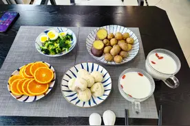 这老两口的早餐，都是蒸蒸煮煮，简单好吃不早起！网友：太健康了图片