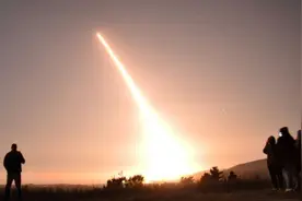 美试射核导弹向中俄发出威胁，解放军少将：中国防得住任何核打击图片