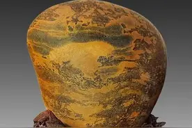 青岛男子海边散步，捡到一块石头竟然价值1.5亿，最后成交了吗图片