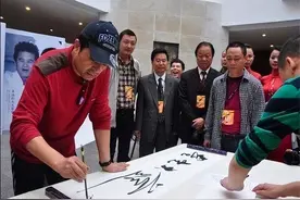 “消失”8年的毕福剑再次露面，已然经走上了一条“不归路”图片