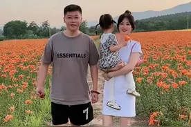 38岁谢永强罕见现身，满头银发面容消瘦，离开赵本山后定居农村图片