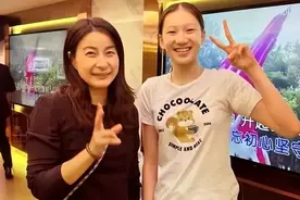 李宁17岁女儿长大了！打扮低调不炫富，郭晶晶喜欢她，近照曝光图片