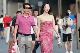 董小姐被扒：除了学历都是假的，父亲是同声传译，更大尺度照被曝图片