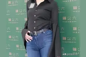 薛凯琪黑色修身衣搭配紧身牛仔裤简直太美了！图片