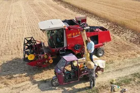 8公斤小麦收割机，东方红vs江苏沃得，配置差别真不小图片