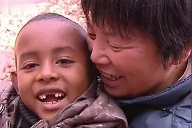 11年前，浙江奶奶收养了一个非洲黑人小男孩，如今怎么样了？图片