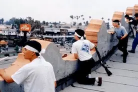 1992年洛杉矶暴动，韩国人在屋顶架枪扫射，自此一战成名无人敢惹图片