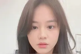 马思纯陪男友张哲轩聚会，穿一身黑衣藏肉，却被灯光照出真实身材图片