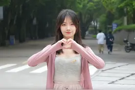 美女大学生手势舞走红网络，青春阳光有朝气，评论区却变了味图片