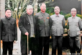 领袖们玉泉山合影：衣着朴素却自信从容，陈老总拄拐，小平站侧边图片