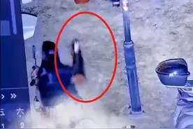 太离谱！女子小区内当众排便，事后抓起旁车衣服擦屁股，监控曝光图片