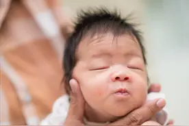 宝宝吃奶时动来动去，总“打挺”是怎么回事？聪明妈妈要会判断图片