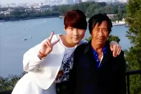 97年河南老汉捡到弃婴，拾荒养大她，如今女儿身价千万找老汉报恩图片