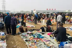 大连这个市场只在周末出动，三五块钱就能买到一件衣服图片