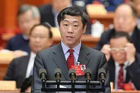 「两会聚焦」全国政协委员李稻葵：取消摩托车按年份强制报废的规定图片