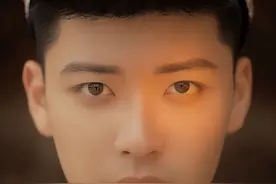 我，考上航空安全员才知责任重大，要时刻保持警觉，随时准备行动图片