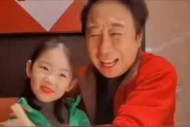 冯巩与孙女同框，祖孙俩人如复制黏贴，妮妮甜美可爱口才有天赋图片