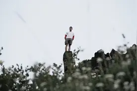 若觉生活太难，不妨读读《盐镇》图片