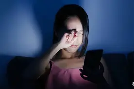 眼睛也会长“结石”？常刷手机、戴隐形、化眼妆的人都要当心了图片