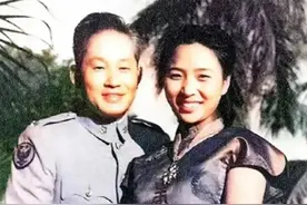 1945年，孙立人与爱妻张晶英合影，妻子风华绝代，美艳不可方物！图片