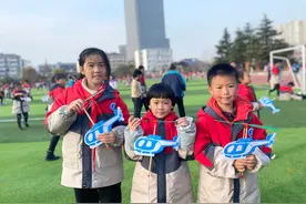 南京市浦口区新世纪小学：航空科普课！航空小达人，亲手做飞机图片