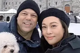 58岁史可和二婚丈夫恩爱出游，化淡妆气质出众，外籍丈夫满是皱纹图片