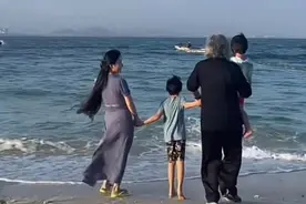 张纪中夫妇海南度假，38岁杜星霖前凸后翘像少女，71岁张纪中显老图片