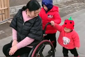 她翻墙追男友摔断腿，男友回来娶她，两人穷到差点把亲生儿子送人图片