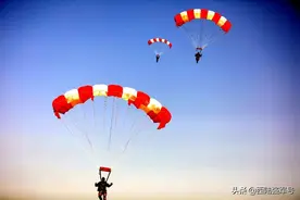 第一视角！“魔鬼教官”刘近带你跳伞图片