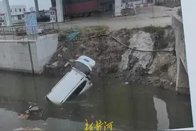 武汉120被指见死不救后续：3名医护停职半年，司机被刑拘，“以为被撞车辆自行开走了”图片