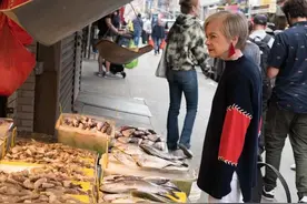 年轻人都在学她穿衣，65岁奶奶爆红网络，一头白发穿搭洋气个性图片