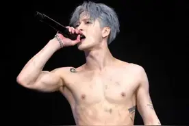 王嘉尔，闪现科切拉！高光时刻稳居世趋（世界热搜）榜第一图片