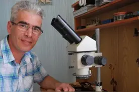 生于基辅，堪称乌克兰鲁班的他做表只用木头！连陀飞轮都是木制的图片