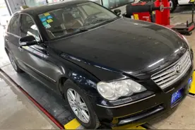 翻新08年“工地战损版”丰田锐志，全车拆散重装，复活又变新车图片