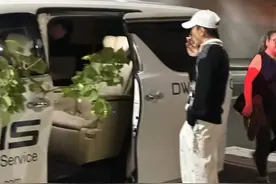 秦奋消失5月现身悉尼！带网红美女包厢吃日料，手插兜站路边抽烟图片