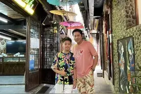 50多岁蔡国庆带儿子旅游，粉色T恤配花裤子年轻活力，状态像20岁图片